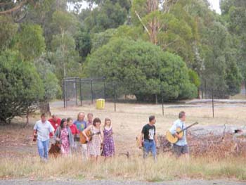 guitarists_advancing